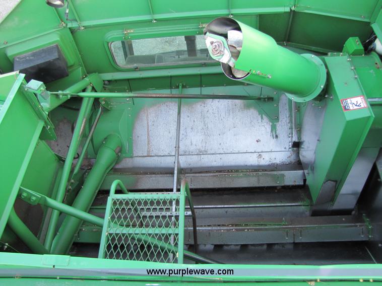 image for item 3011 1998 John Deere 9610 combine