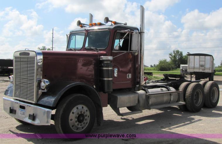 image for item 3029 1986 Freightliner daycab truck tractor