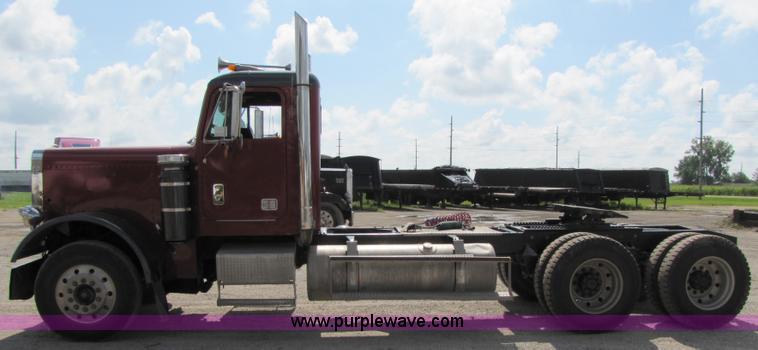 image for item 3029 1986 Freightliner daycab truck tractor