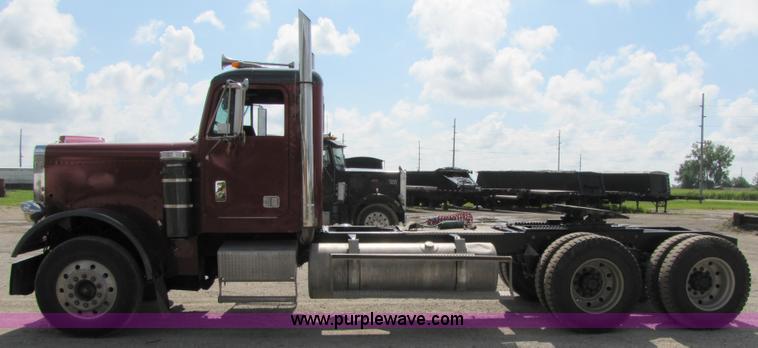 image for item 3029 1986 Freightliner daycab truck tractor