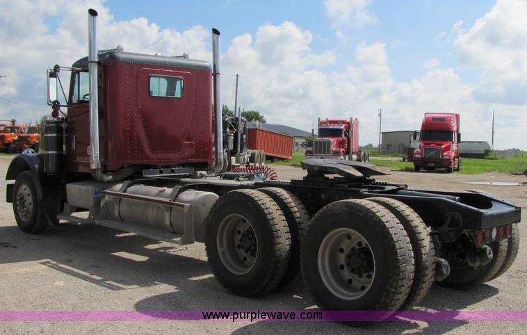 image for item 3029 1986 Freightliner daycab truck tractor