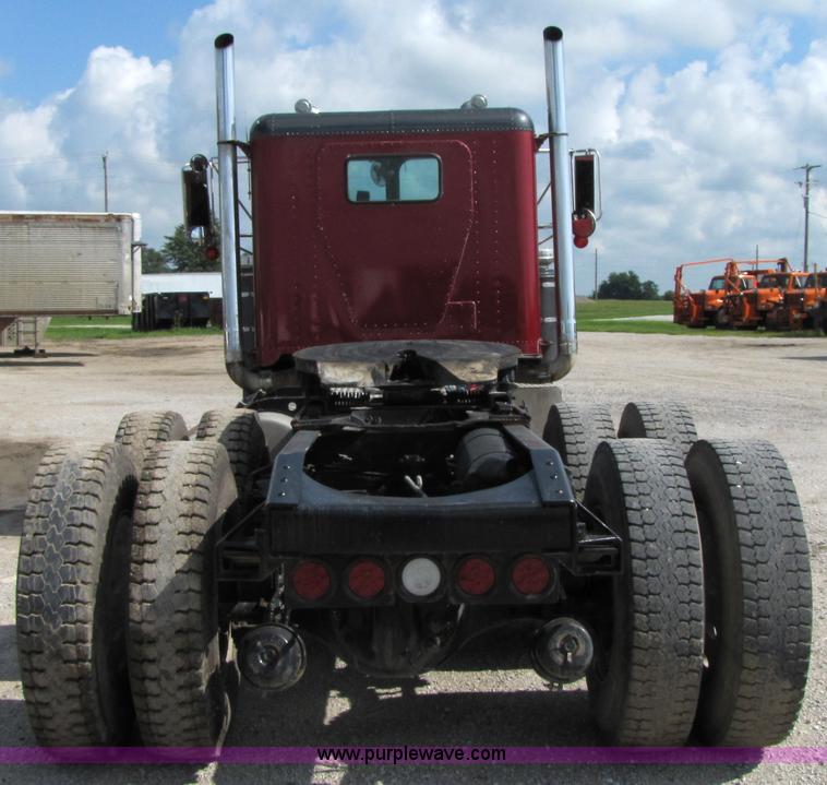 image for item 3029 1986 Freightliner daycab truck tractor