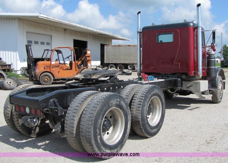 image for item 3029 1986 Freightliner daycab truck tractor