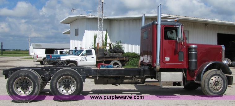 image for item 3029 1986 Freightliner daycab truck tractor