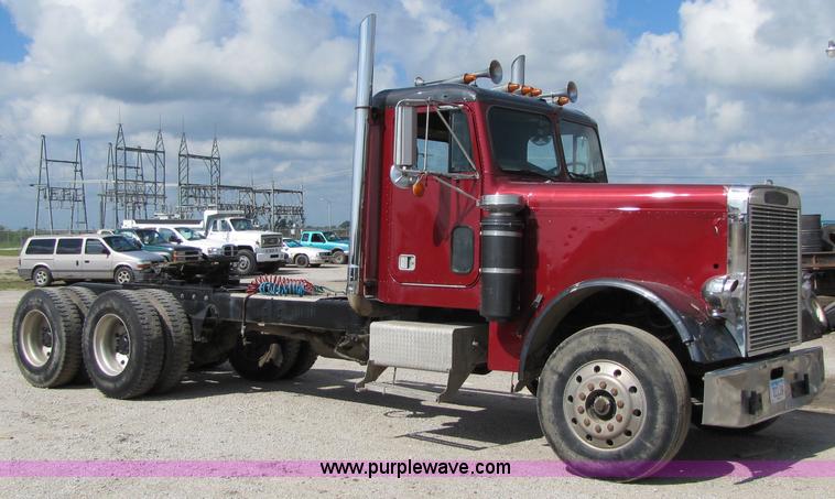 image for item 3029 1986 Freightliner daycab truck tractor