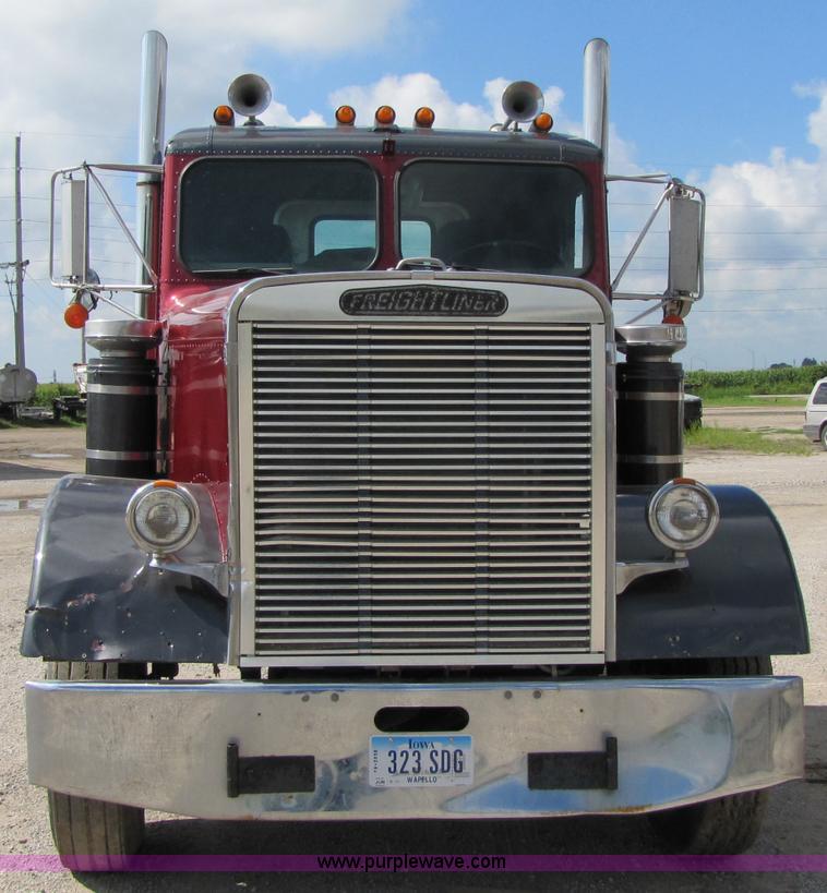 image for item 3029 1986 Freightliner daycab truck tractor