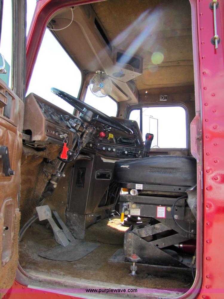 image for item 3029 1986 Freightliner daycab truck tractor