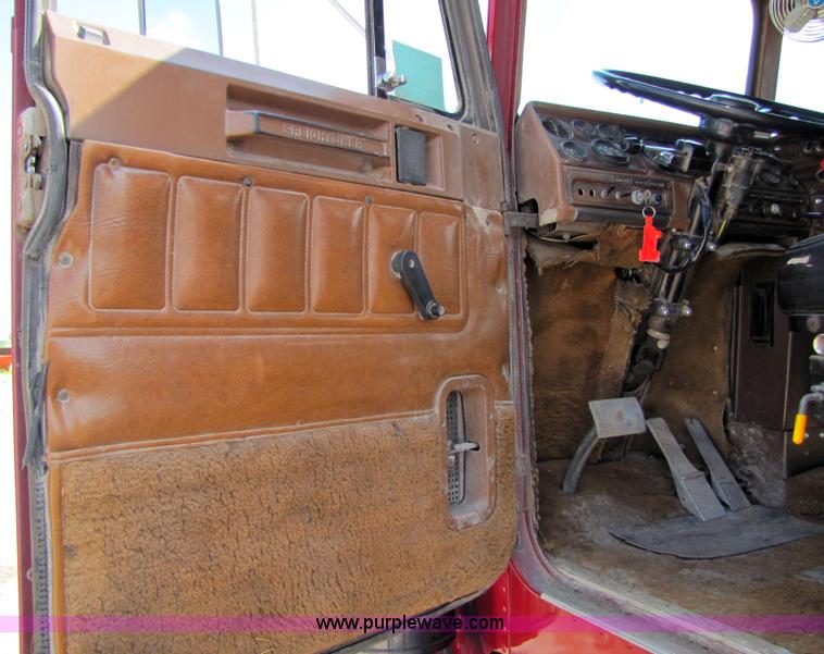 image for item 3029 1986 Freightliner daycab truck tractor