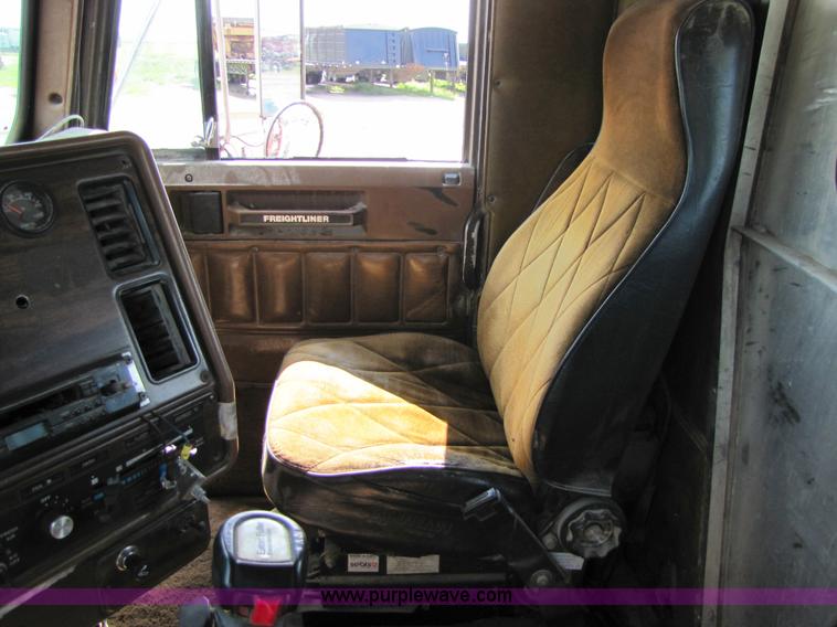 image for item 3029 1986 Freightliner daycab truck tractor