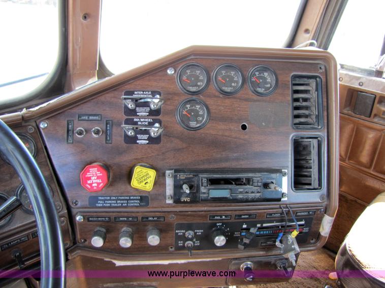 image for item 3029 1986 Freightliner daycab truck tractor