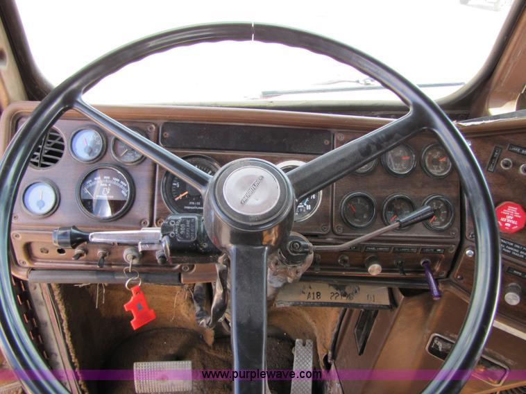 image for item 3029 1986 Freightliner daycab truck tractor