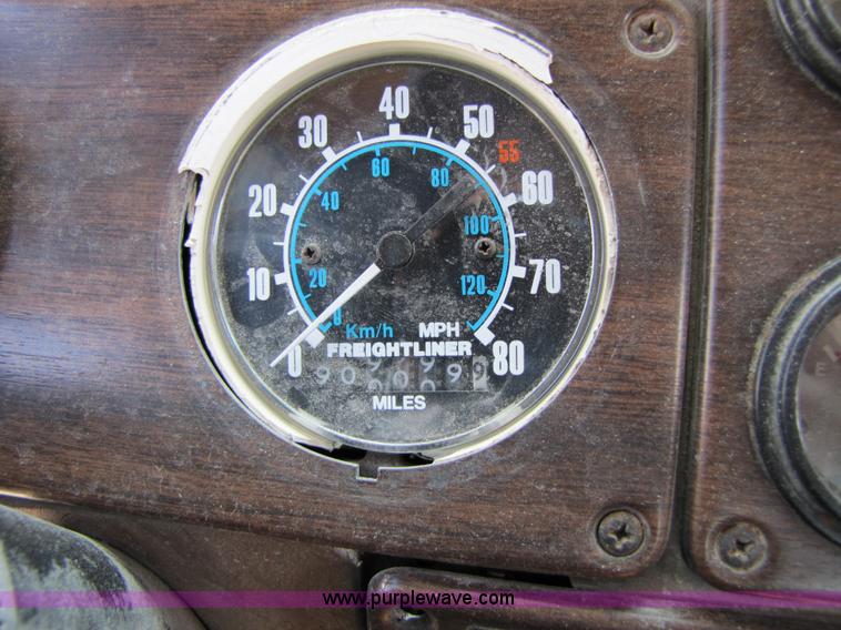 image for item 3029 1986 Freightliner daycab truck tractor