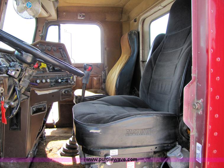 image for item 3029 1986 Freightliner daycab truck tractor