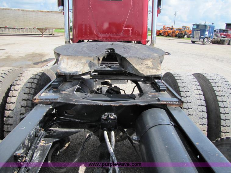 image for item 3029 1986 Freightliner daycab truck tractor