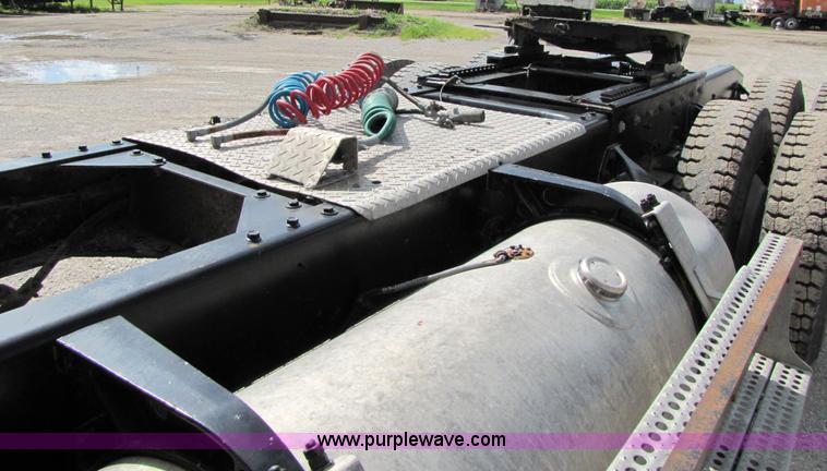 image for item 3029 1986 Freightliner daycab truck tractor