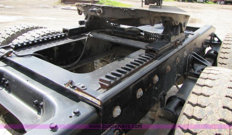 image for item 3029 1986 Freightliner daycab truck tractor