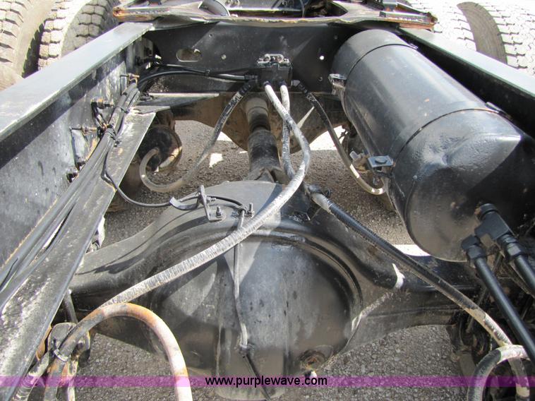 image for item 3029 1986 Freightliner daycab truck tractor