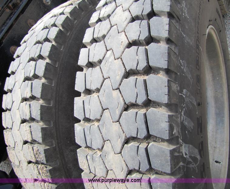 image for item 3029 1986 Freightliner daycab truck tractor