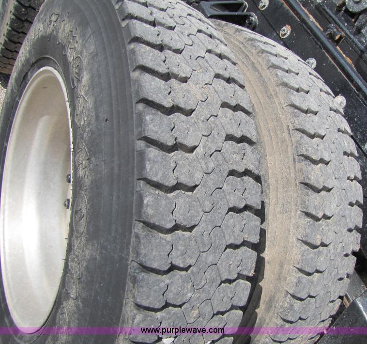 image for item 3029 1986 Freightliner daycab truck tractor