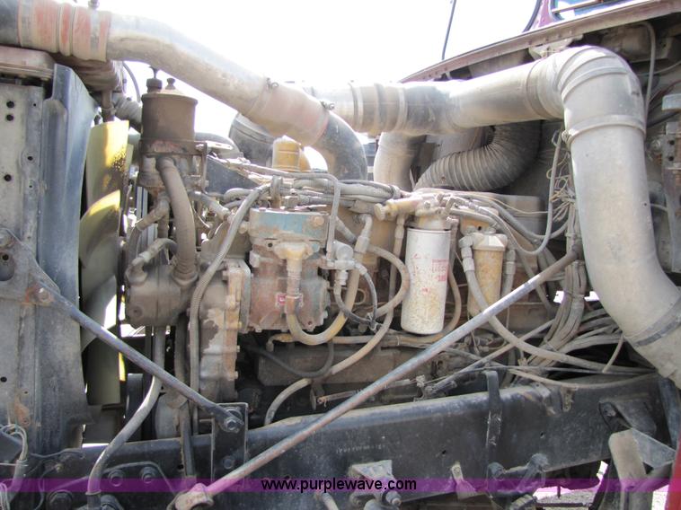 image for item 3029 1986 Freightliner daycab truck tractor