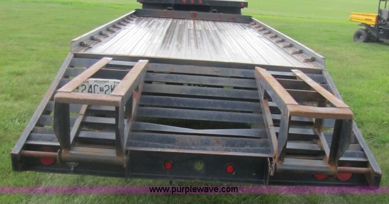 image for item 3048 1995 25' flatbed trailer