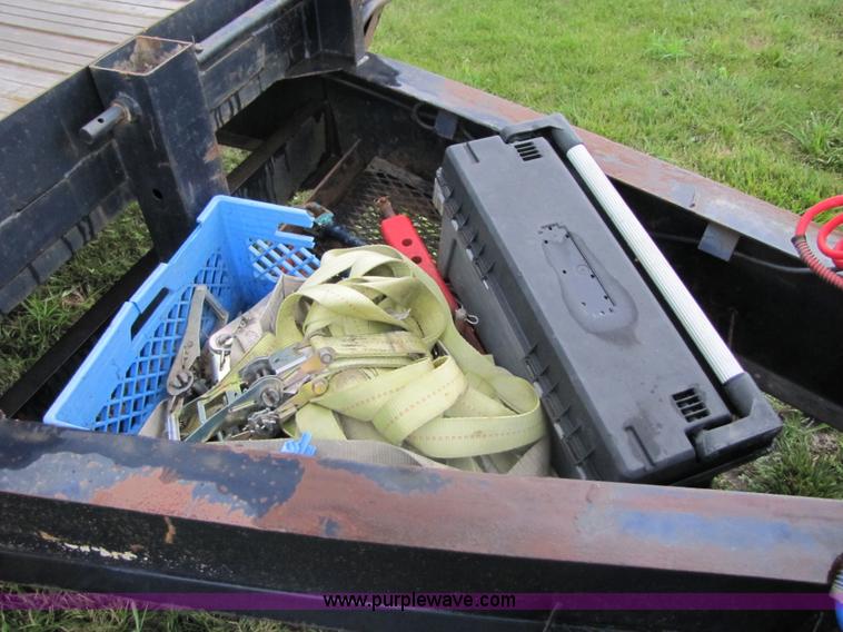 image for item 3048 1995 25' flatbed trailer