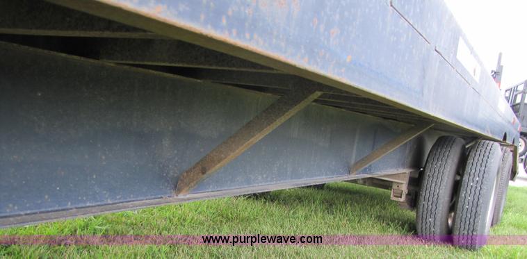 image for item 3048 1995 25' flatbed trailer