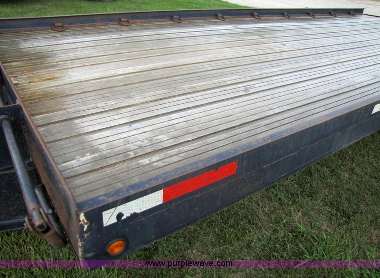 image for item 3048 1995 25' flatbed trailer