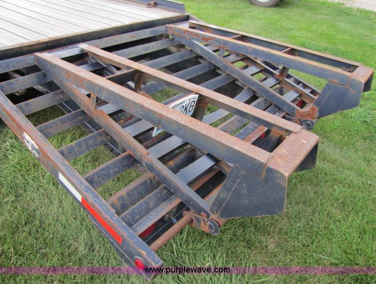 image for item 3048 1995 25' flatbed trailer