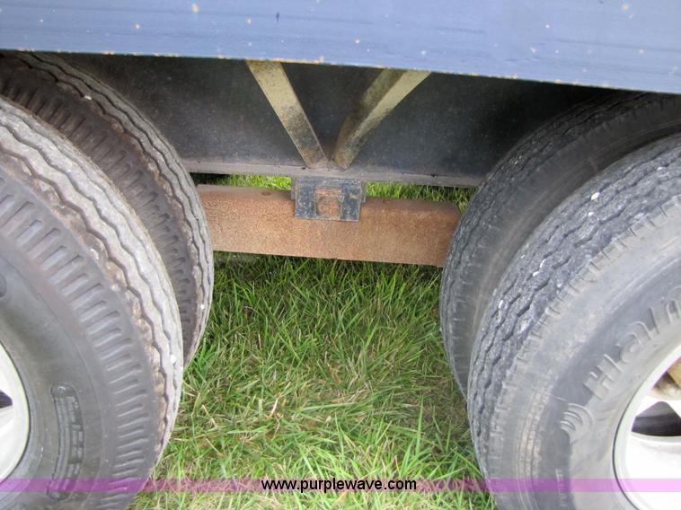 image for item 3048 1995 25' flatbed trailer