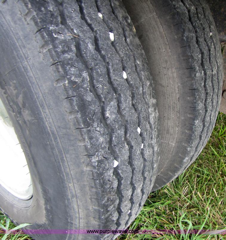 image for item 3048 1995 25' flatbed trailer