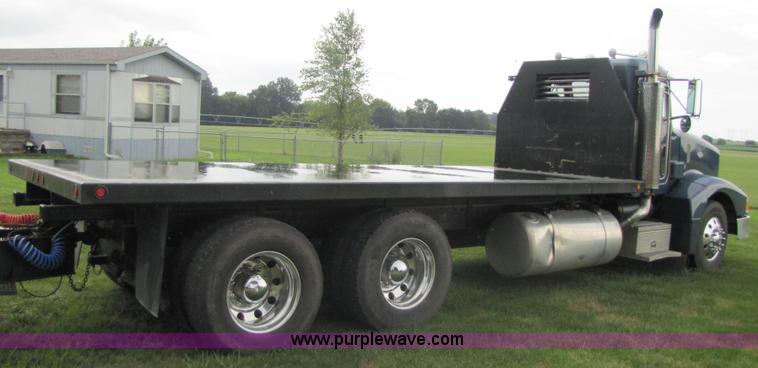 image for item 3049 1999 Peterbilt Conventional 377 semi truck