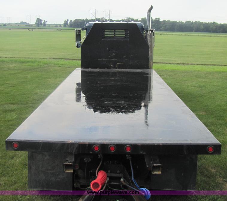 image for item 3049 1999 Peterbilt Conventional 377 semi truck