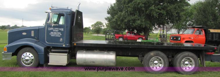 image for item 3049 1999 Peterbilt Conventional 377 semi truck