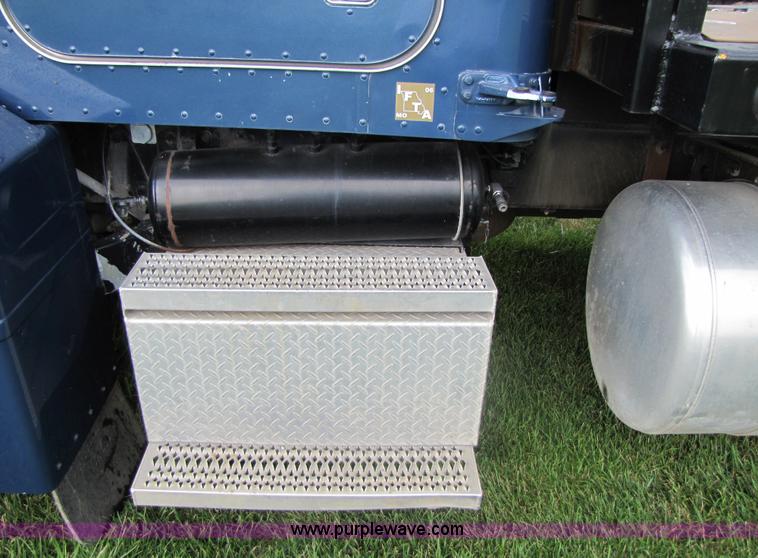 image for item 3049 1999 Peterbilt Conventional 377 semi truck