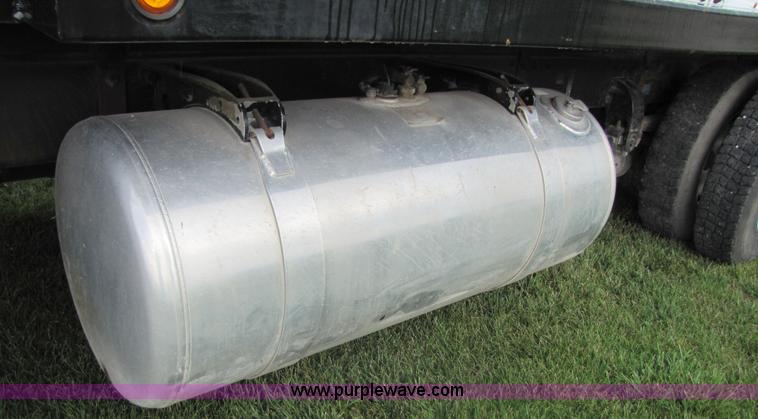 image for item 3049 1999 Peterbilt Conventional 377 semi truck