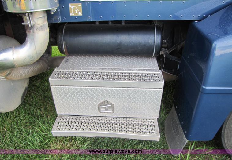 image for item 3049 1999 Peterbilt Conventional 377 semi truck