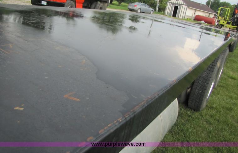 image for item 3049 1999 Peterbilt Conventional 377 semi truck