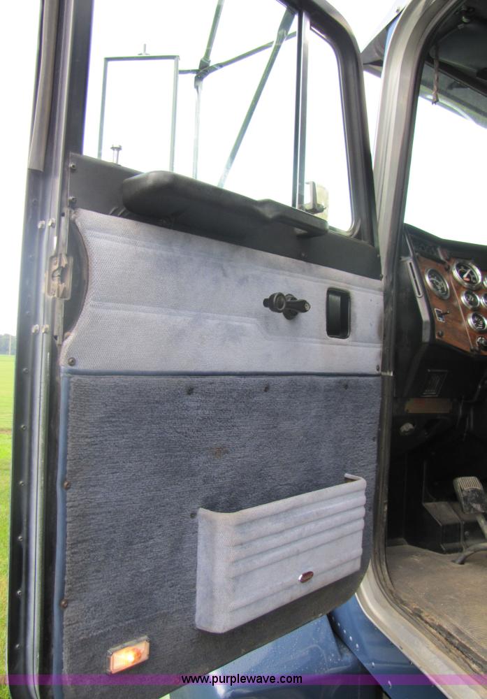 image for item 3049 1999 Peterbilt Conventional 377 semi truck