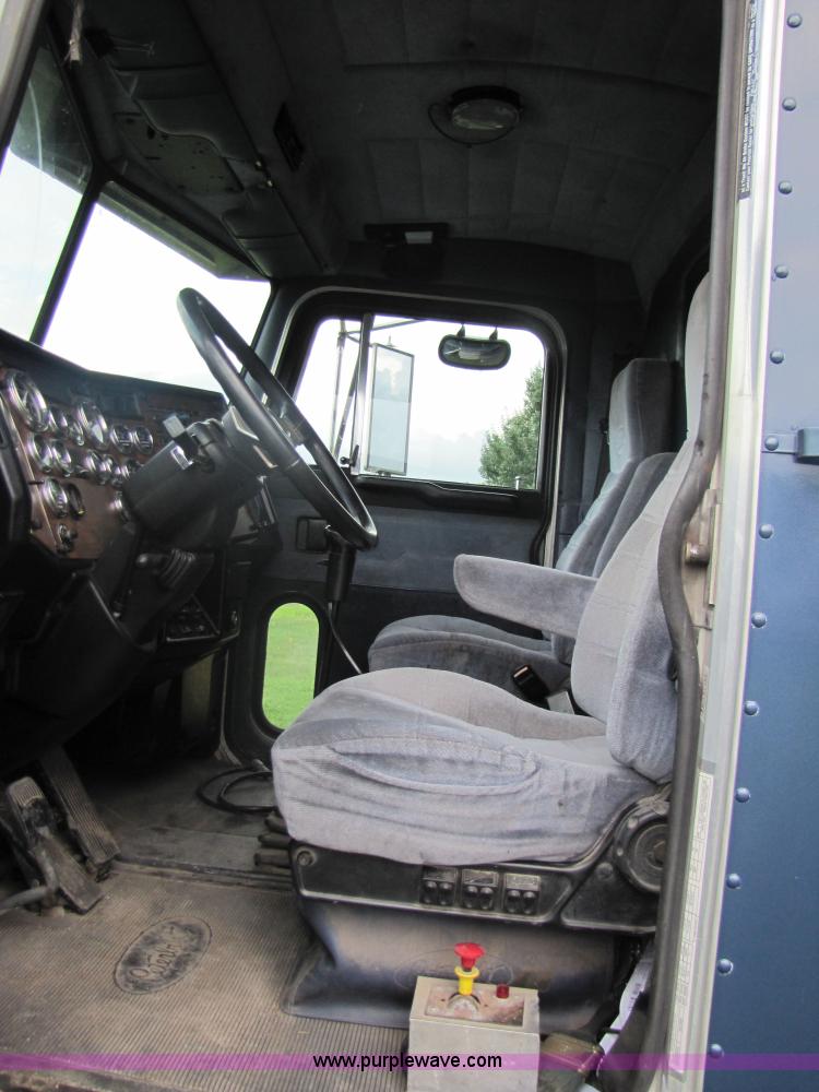 image for item 3049 1999 Peterbilt Conventional 377 semi truck