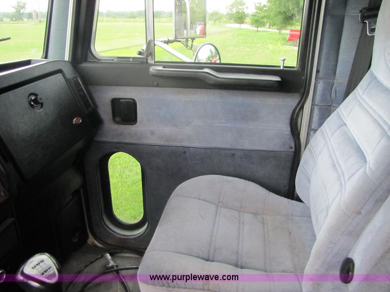 image for item 3049 1999 Peterbilt Conventional 377 semi truck