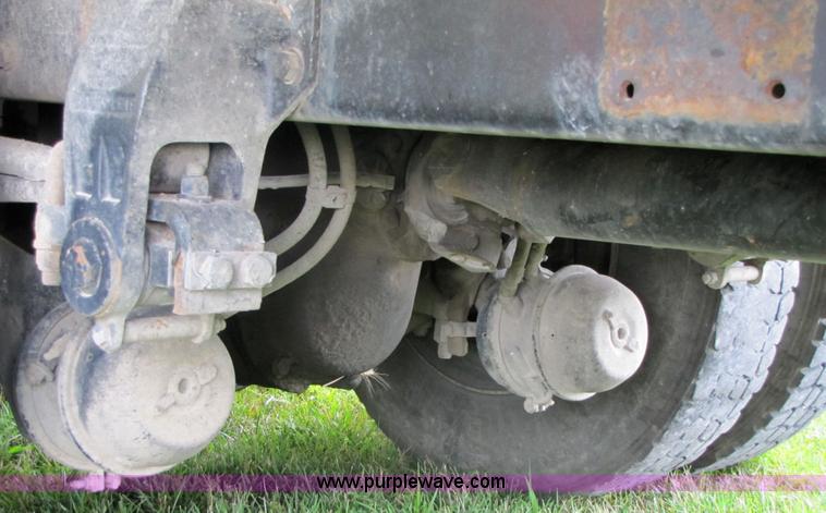 image for item 3049 1999 Peterbilt Conventional 377 semi truck