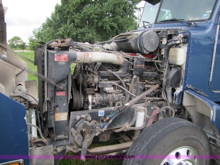 image for item 3049 1999 Peterbilt Conventional 377 semi truck