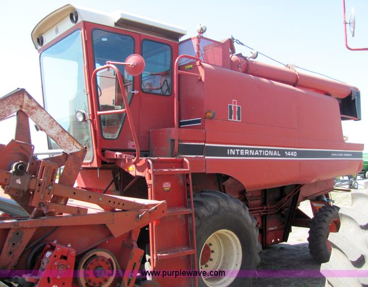 image for item 3211 1979 International 1440 axial flow combine
