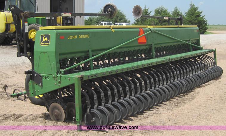 image for item 3919 John Deere 520 drill