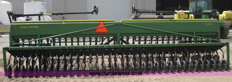 image for item 3919 John Deere 520 drill