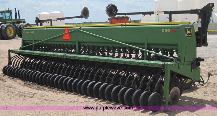 image for item 3919 John Deere 520 drill