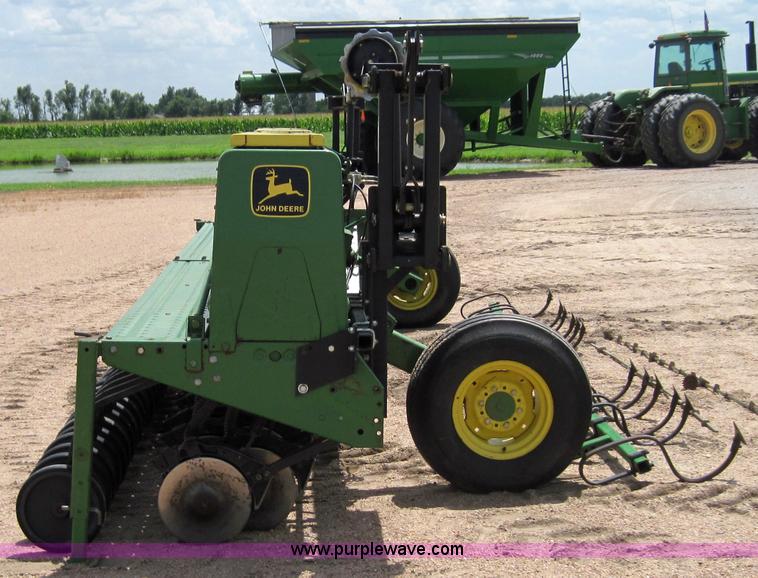 image for item 3919 John Deere 520 drill