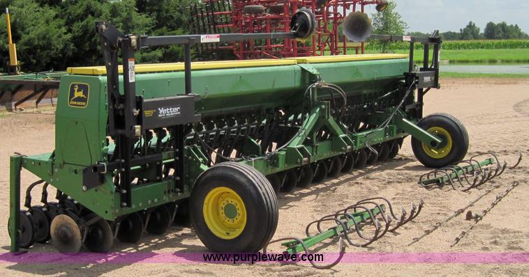 image for item 3919 John Deere 520 drill