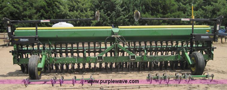 image for item 3919 John Deere 520 drill